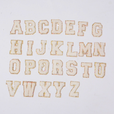 El hierro de 26 alfabetos en remiendos de la letra de la felpilla gotea el apoyo del bordado auto-adhesivo