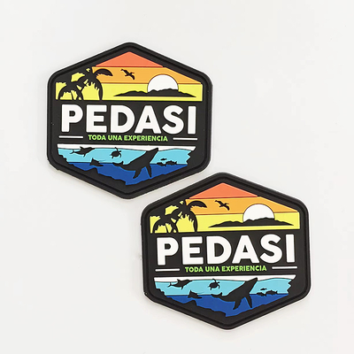 Parche de PVC resistente al agua y ecológico Logotipo de ropa personalizado Parche de moral 4mm