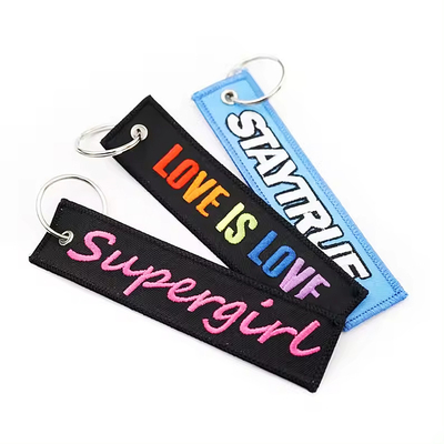 Logotipo personalizable llavero bordado etiquetas rayadas de nylon quitar antes del vuelo llavero