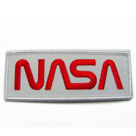Iron On Embroidery Patch Custom Twill Fabric Embroidery Patch para uniformes chaquetas chaquetas y más bajo MOQ obra de arte gratuita muestra rápida tiempo