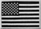 La bandera americana táctica bordó el remiendo los E.E.U.U. los Estados Unidos de América que el hierro militar encendido cose en el emblema - blanco y negro