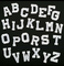 La letra bordada blanca remienda el hierro en/cose en la ropa retra del bordado del alfabeto