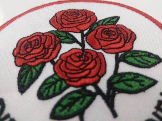 cree el remiendo redondo color de rosa rojo del bordado para requisitos particulares del logotipo para la ropa
